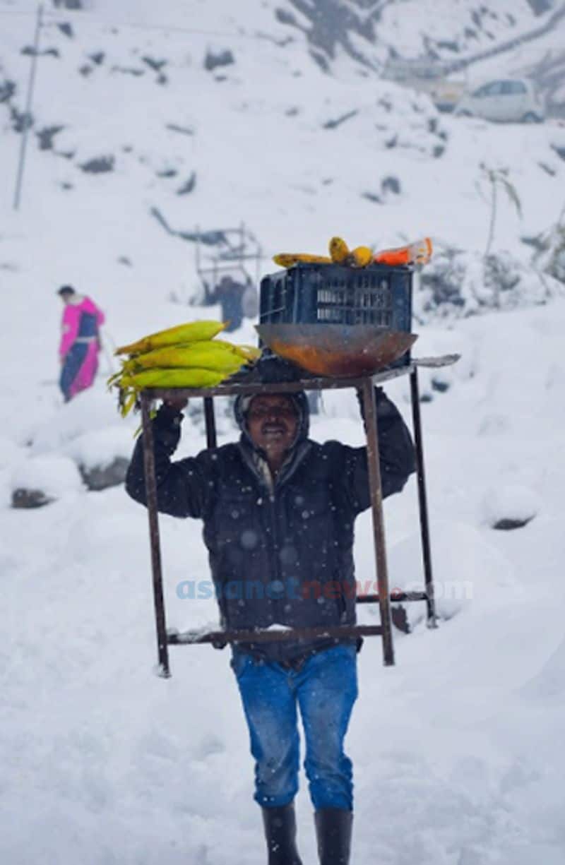 During a snow in Manali anandu prabha s photostory