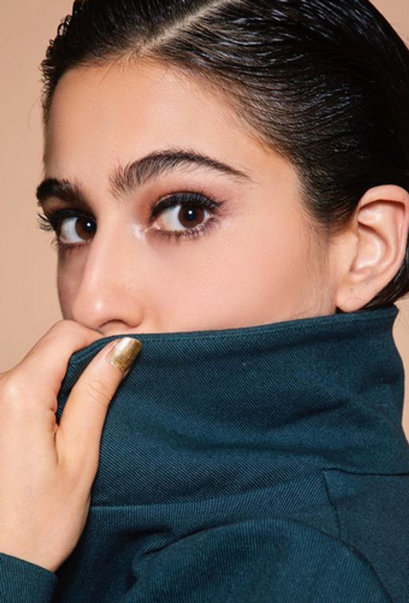 <p><strong>Bushy brows</strong></p>
<p style="text-align: justify;">Bushy eyebrows are in. Many Bollywood actresses are sporting thick brows look these days. Sara also loves to keep her eyebrows natural and dense.</p>