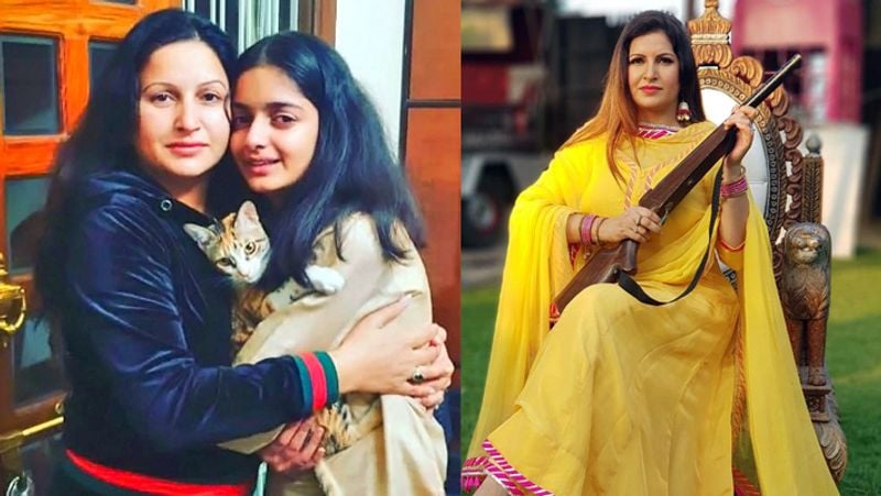सोनाली फोगाट एक्ट्रेस भी हैं। वो दूरदर्शन पर शोज की एंकरिंग कर चुकी हैं और सबसे बड़ी बात यह कि वह टिकटॉक स्टार रह चुकी हैं। सोनाली फोगाट का जन्म 21 सितंबर 1979 को हरियाणा के फतेहाबाद में हुआ। सोनाली की एक बेटी भी है, जिसका नाम यशोधरा है। 