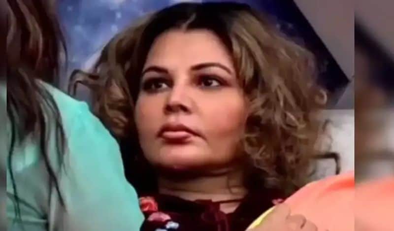 हालांकि, राखी की इन हरकतों को देखकर कयास लगाए जा रहे हैं कि उन्हें बिग बॉस की तरफ से कोई सीक्रेट टास्क दिया गया है। फैंस सोशल मीडिया पर कई तरह के कमेंट्स कर रहे हैं। वजह फिर चाहे जो भी हो लेकिन राखी का ये जुदा अंदाज सभी को एंटरटेन कर गया है, जो दर्शक सीजन 14 में मजाक मस्ती के लिए तरस गए हैं। उनके लिए राखी ये ड्रामा किसी ट्रीट से कम नहीं है।