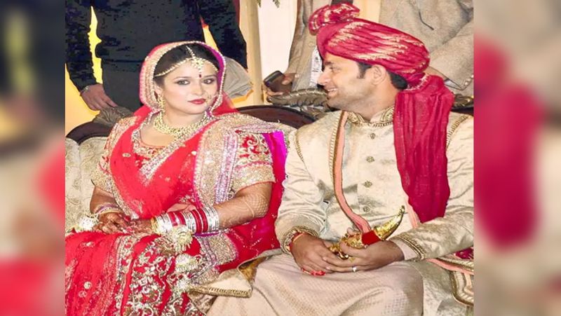पीयूष के खेल के साथ-साथ उनकी लव लाइफ भी काफी दिलचस्प रही हैं। उन्होंने जिस लड़की से शादी की है वह लड़की बचपन से उनकी पडोसी थी और दोनों काफी अच्छे दोस्त भी थे।