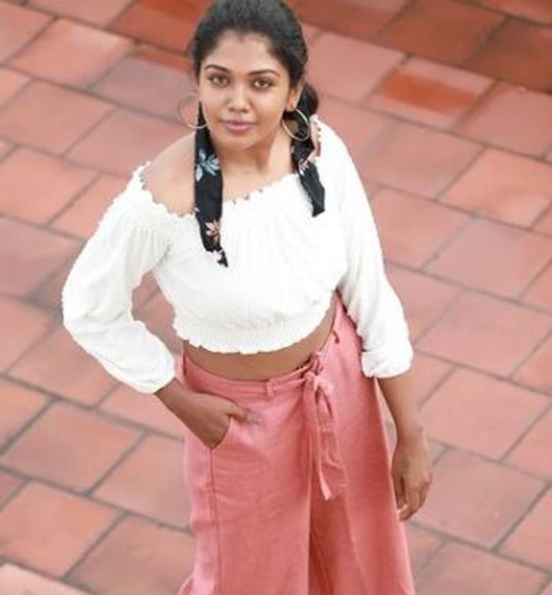 actress riythvika latest hot modern dress photo gallery
