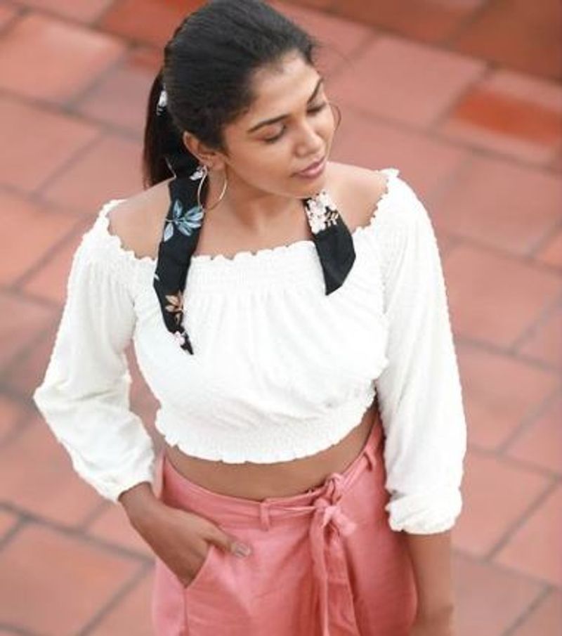 actress riythvika latest hot modern dress photo gallery