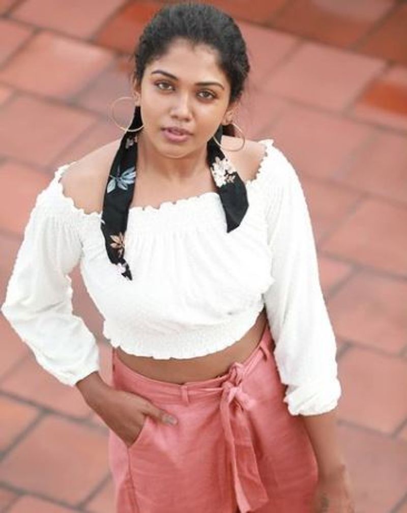 actress riythvika latest hot modern dress photo gallery