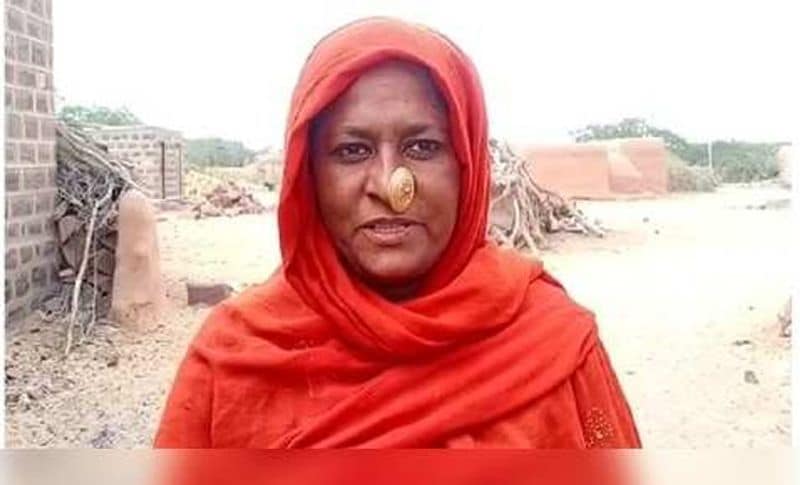  इंसान और जानवरों के बीच प्रेम तो कई बार देखा सुना जाता है। लेकिन वन्य प्राणियों में हिरण एक ऐसा जानवर है जो इंसानों के पास आना तो दूर, आहट सुनते ही भाग जाता है। लेकिन जन्म के करीब एक 5 दिन बाद से ही हिरण के बच्चे से उसकी मां बिछड़ गई। तभी से लेकर करीब 7 माह तक इस मुस्लिम महिला माया ने मां बनकर उसे पाला है। जब वह उससे दूर हो रहा है तो वह रो रही है। कहती है कि मुझसे मेरा बेटा मत छीनों।