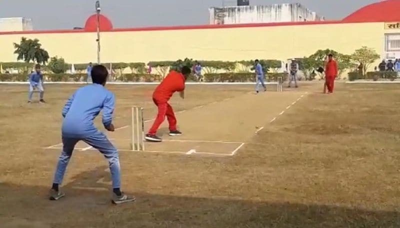 रोजाना दो से तीन मैच कराए जा रहे हैं। बताते हैं कि जिस बैरक का मैच होता है, वहां के सभी बंदी मैदान पर आ जाते हैं। वे अपनी टीम का मनोबल बढ़ाते हैं।
