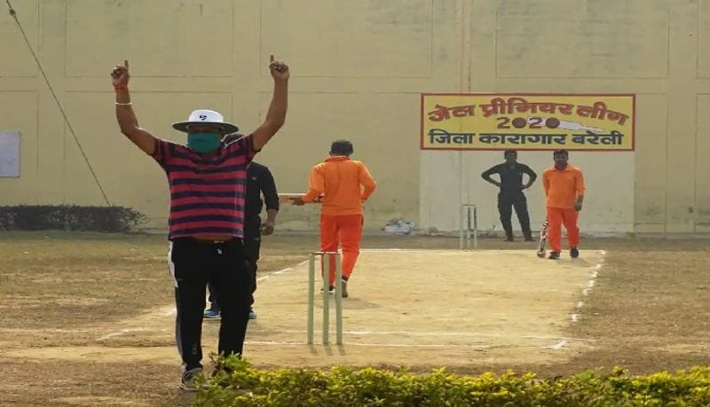 जेल में ढ़ाई हजार से अधिक बंदी हैं। कोविड-19 के प्रोटोकॉल के तहत बंदियों की सुरक्षा को देखते हुए उन्हें मुलाकातियों से दूर रखा गया है। इस समय दिनभर जेल की ऊंची दीवारों में तालियों की आवाज बाहर आ रही है।