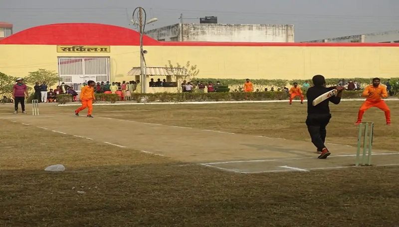बताते हैं कि जिला जेल अधीक्षक विजय विक्रम सिंह ने जेल में बंद बंदियों को कोरोना काल में तनाव से दूर रखने के लिए अनूठे प्रयोग किया है। जिनके निर्देश पर जेल प्रीमियम लीग 2020 का आयोजन किया जा रहा है।
