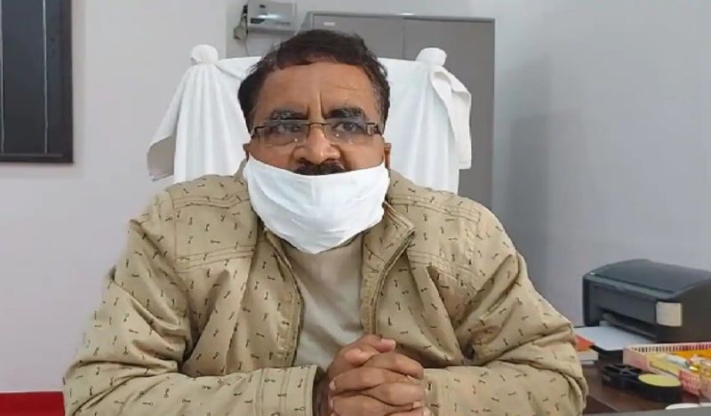 बरेली की जिला जेल सुबह 10 बजे से शाम 4 बजे तक क्रिकेट का स्टेडियम बन चुकी होती है। जेल पुलिसकर्मी अम्पायर की भूमिका निभाते हैं। वहीं, जेल प्रशासन द्वारा तनाव कम करने के लिए शुरू किए गए इस आयोजन की लोग भी प्रशंसा कर रहे हैं।
सभी फोटो सोर्स- न्यूज 18