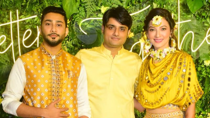 गौहर और जैद ने अपनी मेहंदी सेरेमनी में अपने कुछ खास दोस्तों को भी बुलाया था और उनके साथ पोज भी दिए थे।