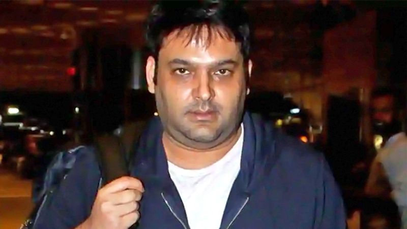 कपिल शर्मा
शराब पीने की आदत के चलते कपिल शर्मा भी अपना करियर मुश्किल में डाल चुके हैं। शराब के नशे में ही अपने सबसे अच्छे दोस्त रहे सुनील ग्रोवर से उनका झगड़ा हो गया था। यहां तक कि नौबत मारपीट तक पहुंच गई थी। इसके बाद सुनील ग्रोवर और कई लोगों ने कपिल से किनारा कर लिया था और उनका शो बंद हो गया था। कपिल डिप्रेशन में चले गए थे और इसके लिए उन्हें रिहैब सेंटर का सहारा लेना पड़ा था। बाद में कपिल ने अपनी ये बुरी आदत सुधारी और अब वो ठीक हैं। 