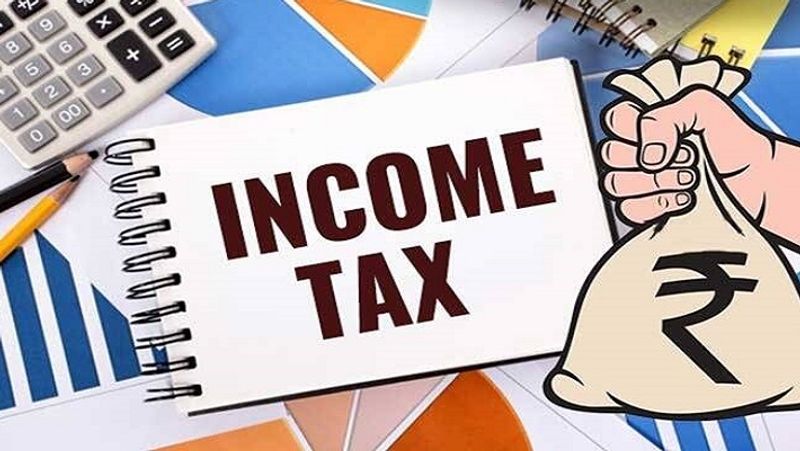 अगर इनकम टैक्स रिटर्न फाइल करने वाले व्यक्ति के माता-पिता सीनियर सिटिजन की कैटेगरी में आते हैं और उनके इन्श्योरेंस का प्रीमियम टैक्स रिटर्न फाइल करने वाला ही भरता हो, तो 50,000 रुपए तक का टैक्स छूट क्लेम किया जा सकता है। इसमें हेल्थ इन्श्योरेंस का लाभ उठाने के साथ ही कुल मिला कर टैक्स में 75,000 रुपए की छूट का क्लेम किया जा सकता है। (फाइल फोटो)