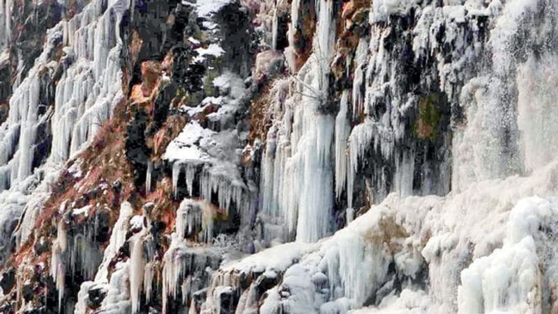 उत्तरभारत इस समय सबसे ज्यादा ठिठुर रहा है। पंजाब-हरियाणा में कड़ाके की ठंड है। पंजाब में अगले दो दिनो में बारिश के आसार हैं। इससे ठंड और बढ़ेगी। जम्मू-कश्मीर का तो और ज्यादा ठंडा हाल है
यह तस्वीर जम्मू-कश्मीर की है।