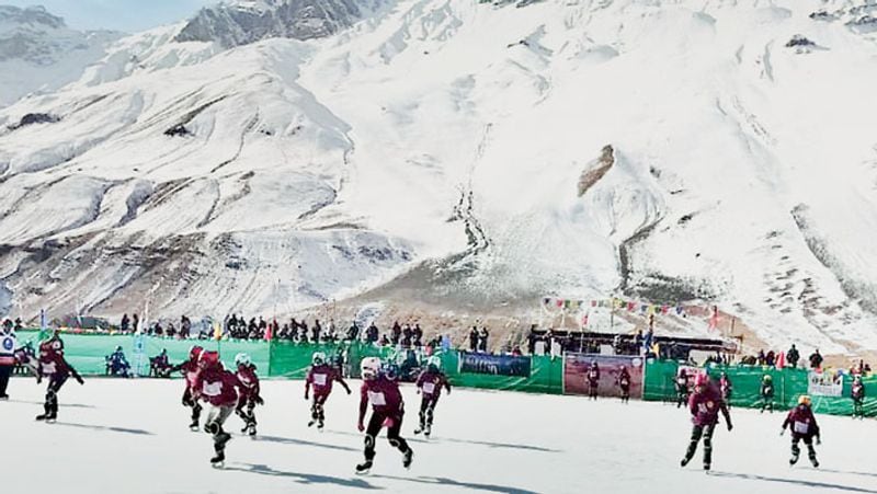 हिमाचल प्रदेश में कड़कड़ाते की ठंड पड़ रही है। कुल्लू के लाहौल स्पीति में तापमान माइनस 20 डिग्री तक पहुंच गया है। यह तस्वीर काजा में 3720 मीटर ऊंचाई पर चल रहे आइस हॉकी टूर्नामेंट की है।
(तस्वीर सौजन्य-दैनिकभास्कर)