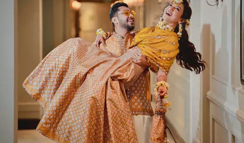 बता दें कि गौहर खान और जैद दरबार की पहली मुलाकात लॉकडाउन के दौरान ग्रोसरी स्टोर में हुई थी। इसके बाद जैद ने उन्हें इंस्टाग्राम पर मैसेज किया था। दोनों की पहले दोस्ती हुई और बात आगे बढ़ती गई।