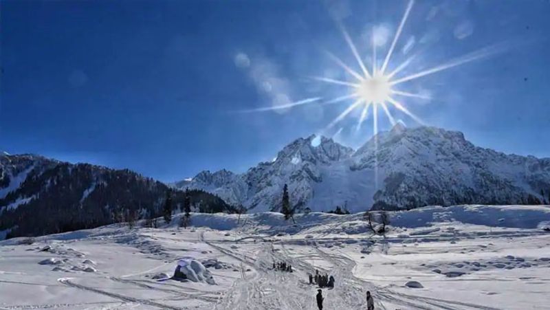 हिमालय की वादियों से उठतीं सर्द हवाएं मध्य भारत तक अपना असर दिखाती हैं। कश्मीर में पिछले कई दिनों से बर्फबारी का दौर चल रहा है। यह तस्वीर 17 दिसंबर को खींची गई थी।
(तस्वीर सौजन्य-HT Photo/ Waseem Andrabi)