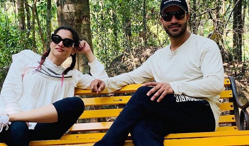 अब अंकिता लोखंडे की इस फोटो पर सोशल मीडिया यूजर्स उन्हें ट्रोल कर रहे हैं और खरी-खोटी सुना रहे हैं। एक यूजर ने लिखा, 'सुशांत अब याद आते हैं या नहीं।' दूसरे ने लिखा, 'फिर से स्वागत है बेशर्म और ड्रामा क्वीन का।' तीसरे ने लिखा, 'अगर किसी को लगता है कि अंकिता सुशांत को याद करती हैं तो मुझे लगता है वो अब उन्हें मिस नहीं करती हैं।'