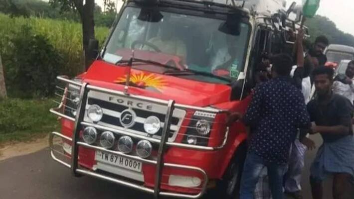Udhayanidhi convoy vehicle blocked by Tamil Manila Congress Udhayanidhi convoy vehicle blocked by Tamil Manila Congress