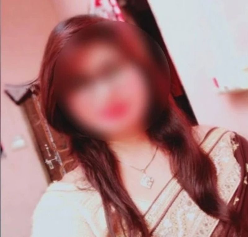 आरती ने पुलिस को बताया था कि वह मॉल और बाजारों में शॉपिंग करने आए फौजियों को देखकर एक पर्ची पर मोबाइल नंबर लिखकर फेंक देती थी। फौजी पर्ची उठाने के बाद में उससे संपर्क करते थे। फिर, धीरे-धीरे बातें शुरू होती थी और बाद में होटल तक में भी बुलाती थी, जहां अश्लील वीडियो बनाकर ब्लैकमेल करती थी।
सभी फोटो सोर्स-अमर उजाला