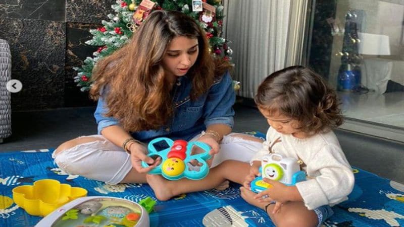 रोहित की वाइफ रितिका और उनकी बेटी समायरा यहां इंडिया में हैं। ऐसे में रितिका ने अपने पति के बिना ही बेटी के क्रिसमस को स्पेशल बनाने की कोशिश की। 