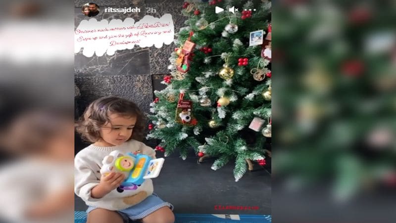 दरअसल, रितिका ने अपने घर पर बड़ा सा क्रिसमस ट्री बनाया और समायरा को बेहद ही शानदार तोहफे दिए। इसकी तस्वीर उन्होंने अपने इंस्टाग्राम पर भी शेयर की। मम्मी से सरप्राइज गिफ्ट पाकर बेटी भी बेहद खुश हुई। 