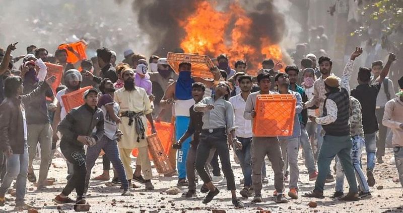 2- दिल्ली में दंगे
दिल्ली में काफी लंबे वक्त से नागरिकता कानून के विरोध में प्रदर्शन चल रहे थे। यहां 22-23 फरवरी को सीएए के समर्थकों और विरोधियों के बीच झड़प हुई थी। इसके बाद दिल्ली में हिंसा और दंगे हुए। इन दंगों में 50 लोगों की मौत हुई। हजारों दुकानों में तोड़फोड़ और आगजनी की गई। दिल्ली पुलिस ने आईबी अफसर अंकित शर्मा की हत्या और हिंसा फैलाने के आरोप में आप के निलंबित पार्षद ताहिर हुसैन को गिरफ्तार किया था।
