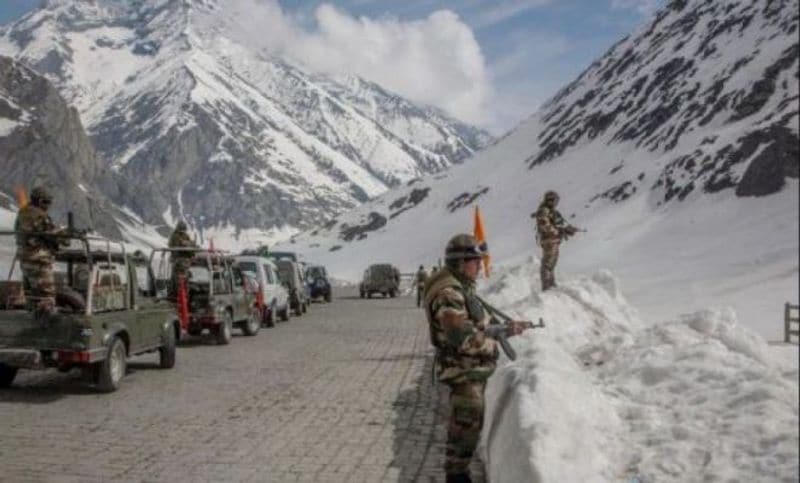 5- गलवान में हिंसा: जब दुनिया ने देखी भारत की ताकत, चीन को मिला मुंहतोड़ जवाब
चीन की विस्तारवादी नीति किसी से छिपी नहीं है। लेकिन 2020 में चीन ने भारत की सीमा में दाखिल होने की कोशिश की। लेकिन उसे नहीं पता था कि भारत से उसे मुंहतोड़ जवाब मिलेगा। दरअसल, चीन ने मई से जून तक पूर्वी लद्दाख में कई बार घुसपैठ की कोशिश की। दोनों देशों की सेनाएं भी आमने सामने आईं। यहां तक की 15 जून को दोनों देशों के बीच हिंसक झड़प हुई। इस झड़प में भारत के 20 जवान शहीद हो गए थे। हालांकि, भारत ने मुंहतोड़ जवाब दिया। इस हिंसक झड़प में चीन के 40 से ज्यादा सैनिक मारे गए। भारत और चीन के बीच सीमा को लेकर विवाद अभी भी निपटा नहीं है।