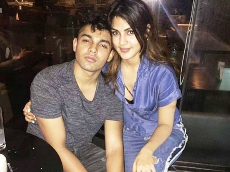 बॉलीवुड और ड्रग्स कनेक्शन
सुशांत की मौत के मामले में एनसीबी ड्रग्स कनेक्शन में जांच कर रही है। जांच के दौरान एनसीबी ने तमाम खुलासे किए। इतना ही नहीं कई बडे़ एक्टर और एक्ट्रेस से पूछताछ की गई। वहीं, भाजपा सांसद रविकिशन ने लोकसभा में कहा, फिल्म इंडस्ट्री ड्रग्स की चपेट में हैं। इन आरोपों पर जया बच्चन ने पलटवार करते हुए कहा, ड्रग्स के नाम पर बॉलीवुड को बदनाम किया जा रहा है। आरोप लगाने वालों ने जिस थाली में खाया, उसी में छेद कर रहे हैं। 
