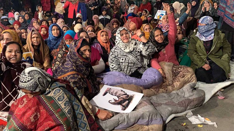 1- शाहीन बाग में प्रदर्शन
सरकार नागरिकता कानून पर बिल लाई थी। इस बिल के तहत पाकिस्तान, अफगानिस्तान और बांग्लादेश से आने वाले प्रताड़ित हिंदू, सिख, पारसी, बौद्ध, जैन और ईसाइयों को नागरिकता देने का प्रावधान है। इस कानून के विरोध में भारत के कई इलाकों में विरोध प्रदर्शन हुए थे। एक प्रदर्शन दिल्ली के शाहीन बाग में हुआ था। यह प्रदर्शन 101 दिन तक चला। इस प्रदर्शन को लेकर पूरा देश दो मतों में बंट गया। प्रदर्शनकारियों का आरोप था कि सरकार सीएए और एनआरसी के जरिए विशेष धर्म को निशाना बना रही है। वहीं, सरकार का कहना था कि यह नागरिकता छीनने का नहीं देने का कानून है। 
