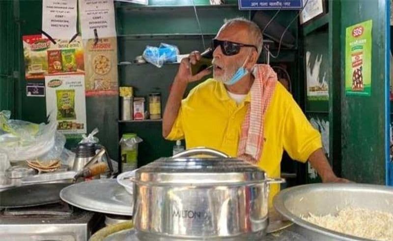 8- बाबा का ढाबा
यह साल अगर किसी के लिए अच्छा रहा है, तो उनमें से एक बाबा ढाबा चलाने वाले कांता प्रसाद है। यूट्यूबर गौरव वासन ने ढाबा चलाने वाले परेशान दंपति का वीडियो बनाया। उन्होंने लोगों से कांता प्रसाद की मदद करने के लिए कहा। इसके बाद काफी लोग खुलकर कांता प्रसाद की मदद करने के लिए आगे आए। देखते ही देखते कांता प्रसाद हर जगह फेमस हो गए। लेकिन खास बात ये है कि जिस वीडियो के चलते कांता प्रसाद फेमस हुए, उन्होंने उसे बनाने वाले गौरव वासन पर ही केस कर दिया। कांता प्रसाद ने आरोप लगाया कि गौरव ने उनके साथ धोखा किया। वहीं, वासन का कहना है कि अब किसी की मदद करने से पहले उन्हें सोचना पडे़गा। केस पुलिस के पास है। वहीं, कांता प्रसाद ने अपना रेस्टोरेंट खोल लिया है।