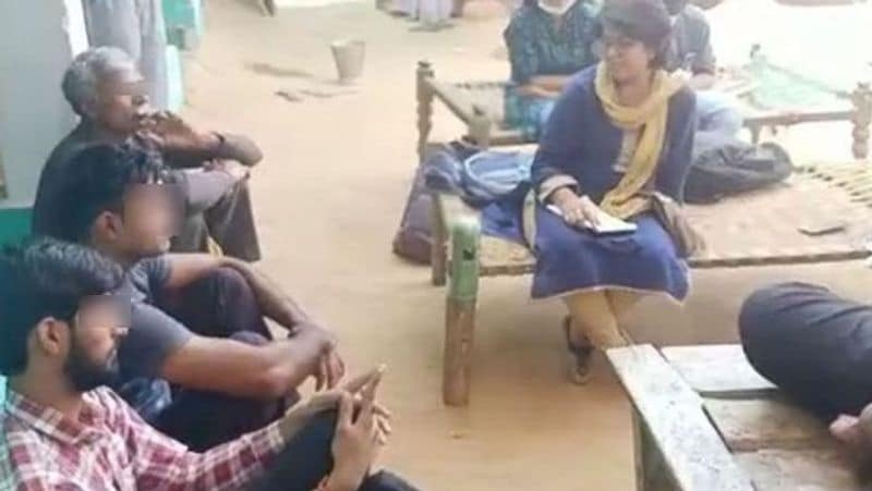 9- हाथरस केस
हाथरस में 14 सितंबर को कथित गैंगरेप का मामला सामने आया था। दावा किया जा रहा है कि आरोपियों ने युवती की रीढ़ की हड्डी तोड़ दी और उसकी जीभ काट दी। पीड़िता की 29 सितंबर को दिल्ली में इलाज के बाद मौत हो गई थी। इसके बाद से मामले ने जोर पकड़ लिया। पूरे देश की मीडिया पर यह मुद्दा छाया रहा। आरोप है कि पुलिस ने पीड़िता के शव को जला दिया। पुलिस ने चारों आरोपियों को गिरफ्तार किया है। हालांकि, पुलिस का कहना है कि दुष्कर्म नहीं हुआ है। वहीं, सीबीआई ने इस मामले में अपनी चार्जशीट में रेप की पुष्टि की है।