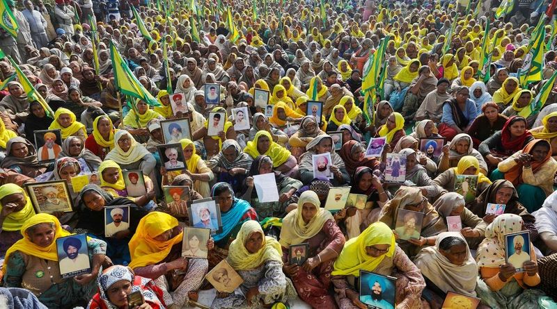 10- कृषि कानून और विरोध: सरकार-किसान आमने सामने
इस साल मानसून सत्र में केंद्र सरकार ने कृषि में सुधार के लिए तीन कानून पास किए थे। ये कानून किसान उपज व्यापार एवं वाणिज्य (संवर्धन एवं सुविधा) विधेयक, 2020, किसानों (सशक्तिकरण एवं संरक्षण) का मूल्य आश्वासन अनुबंध एवं कृषि सेवाएं विधेयक, 2020, आवश्यक वस्तु (संशोधन) विधेयक, 2020 थे। इन कानूनों का पंजाब में जमकर विरोध हो रहा है। यहां तक की एनडीए में भाजपा की सबसे पुरानी सहयोगी अकाली दल सरकार से बाहर आ गई। केंद्रीय मंत्री हरसिमरत कौर ने कैबिनेट से इस्तीफा दे दिया। वहीं, पिछले 30 दिन से किसान इन कानूनों के विरोध में सड़कों पर हैं। 