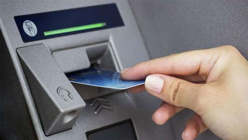 ATM से जियो नंबर रिचार्ज करने के लिए सबसे पहले आप अपने कार्ड को एटीएम मशीन में डालें। उसके बाद दिए गए मैन्यू में Recharge ऑप्शन को सिलेक्ट करें।
(फोटो सोर्स- गूगल)
