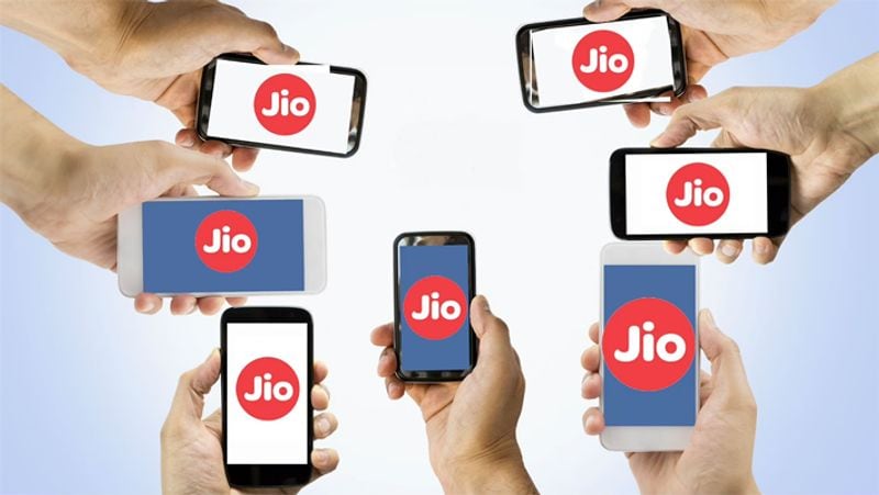फोन-पे, गूगल-पे या पेटीएम से रिजार्च के बारे में आपने बहुत सुना होगा और इसे यूज भी किया होगा। लेकिन आज हम आपको बताने जा रहे जियो का ऐसा प्लान जिसके जरिए आप अपने एटीएम कार्ड से भी अपना फोन रिचार्ज कर सकते हैं।
(फोटो सोर्स- गूगल)