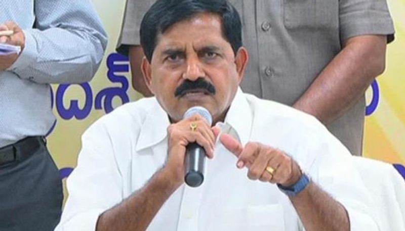 ఈ హత్య జరిగిన రెండు నెలల వరకు చంద్రబాబు సీఎంగా ఉన్నారని ఆమె గుర్తు చేశారు. ఈ హత్యపై అప్పటి మంత్రి ఆదినారాయణరెడ్డి పాత్రపై అనేక అనుమానాలున్నాయని ఆమె ఆరోపించారు. ఆయన ప్రస్తుతం బీజేపీలో ఉన్నారన్నారు.