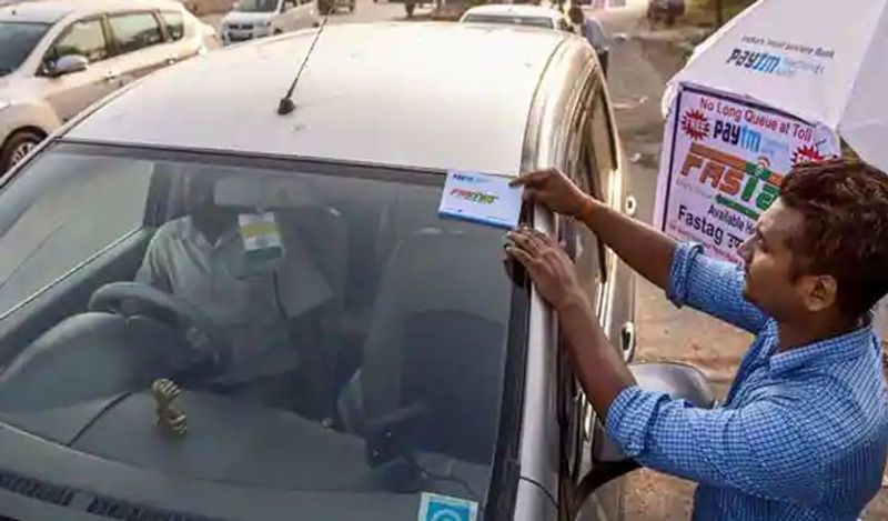 1 जनवरी से फास्टैग भी अनिवार्य कर दिया जाएगा। इसकी घोषणा नितिन गडकरी पहले ही कर चुके हैं। अगर आपकी गाड़ी में फास्टैग नहीं लगा है, तो आपको हाइवे पर दोगुना चार्ज देना पड़ेगा। 