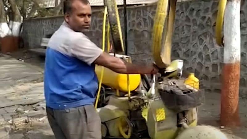 फारुख को अपने स्कूटर का मॉडिफाई करने में करीब 12000 रुपए का खर्चा आया। अब युसूफ पंचर सुधारने के 50 रुपए तक लेते हैं। लोग यह पैसा बिना मुंह बिचकाए देते हैं, क्योंकि उनको ऑन द स्पॉट सुविधा मिल जाती है। आगे पढ़ें इसी की कहानी...