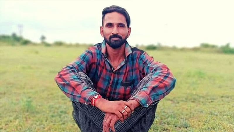 जितेंद्र बताते हैं कि 2013 में वे किसी गांव में गए थे। वहां देखा कि लोग खाट पर बैठकर नहाते हैं, ताकि पानी की बचत हो सके। इस पानी का इस्तेमाल कपड़े धोने में करते थे। पानी की किल्लत देखकर उनके दिमाग में ऐसा वॉटर फिल्टर बनाने का आइडिया आया, जो गंदे पानी को साफ कर सके। यह पानी खाने-पीने को छोड़कर बाकी कामों में इस्तेमाल हो सके। जितेंद्र के वॉटर फिल्टर की कीमत 7000 रुपए है। इसके रखरखाव पर सालभर में सिर्फ 500-700 रुपए खर्च करने पड़ते हैं। ‘शुद्धम’ फ़िल्टर ग्रेविटी के के सिद्धांत पर काम करता है। यह कई चैम्बर से गुजरते हुए नीचे जाकर इकट्ठा होता है। जितेंद्र ‘शुद्धम’ के लिए तीन पेटेंट फाइल कर चुके हैं। आगे पढ़ें-घर में पड़ा था ढेर कबाड़, इससे पहले कि घरवाले कबाड़ी को देते बेटे ने बना दी गजब मशीन