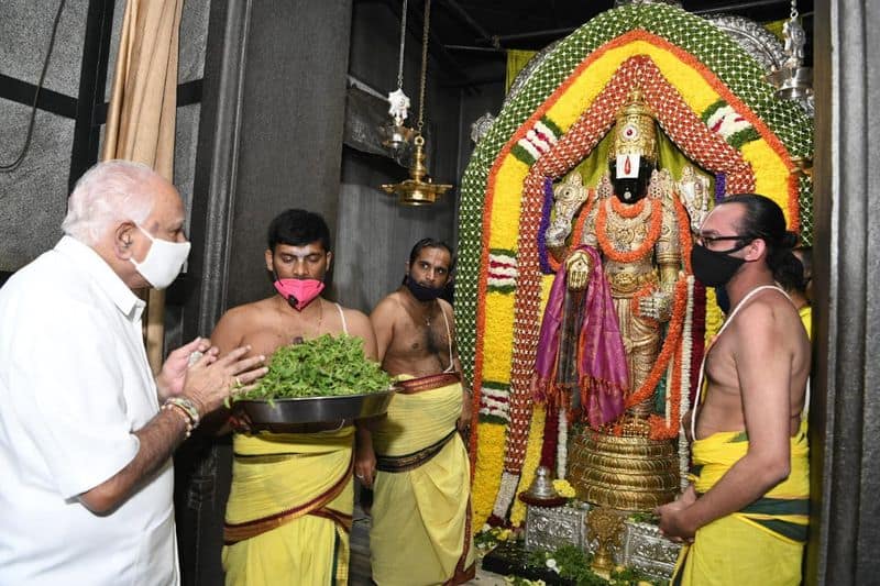 Karnataka Congress BJP JDS Leader performs Pooja On vaikunta ekadashi rbj