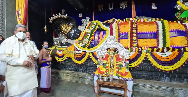 Karnataka Congress BJP JDS Leader performs Pooja On vaikunta ekadashi rbj