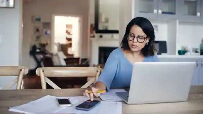 इनकम टैक्स डिपार्टमेंट ने कुछ ऐसे कारोबारियों के बैंक खातों को फ्रीज करने और उनकी दूसरी संपत्तियों को जब्त करने की प्रक्रिया शुरू कर दी है, जिन्होंने विभाग को गलत जानकारी दी है। विभाग बड़े पैमाने पर सर्वे ऑपरेशन शुरू कर रहा है, जिसमें उन लोगों की धर-पकड़ की जाएगी, जो गलत सूचना देकर विभाग को गुमराह करते हैं और टैक्स चोरी करते हैं। (फाइल फोटो)