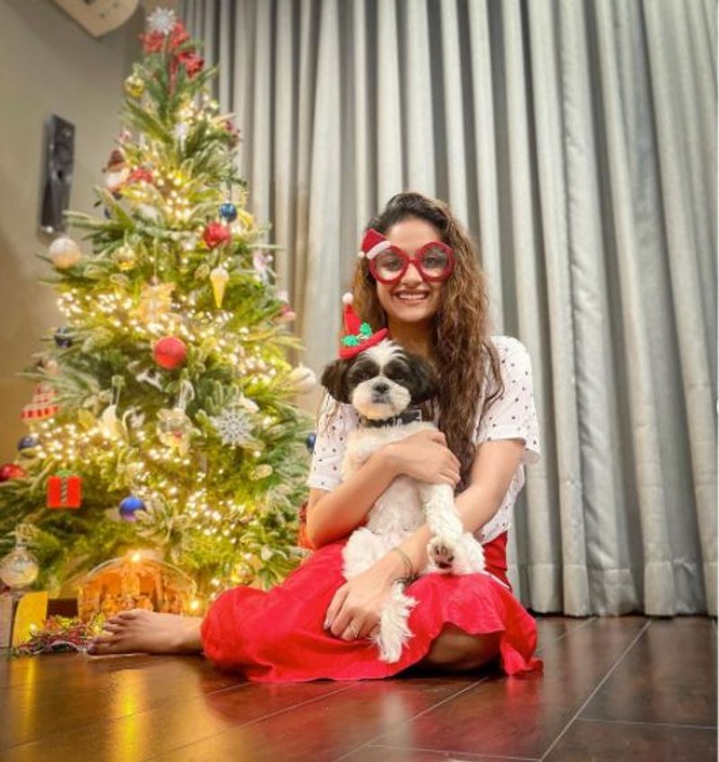 actress keerthi suresh celebrate Christmas photo goes viral