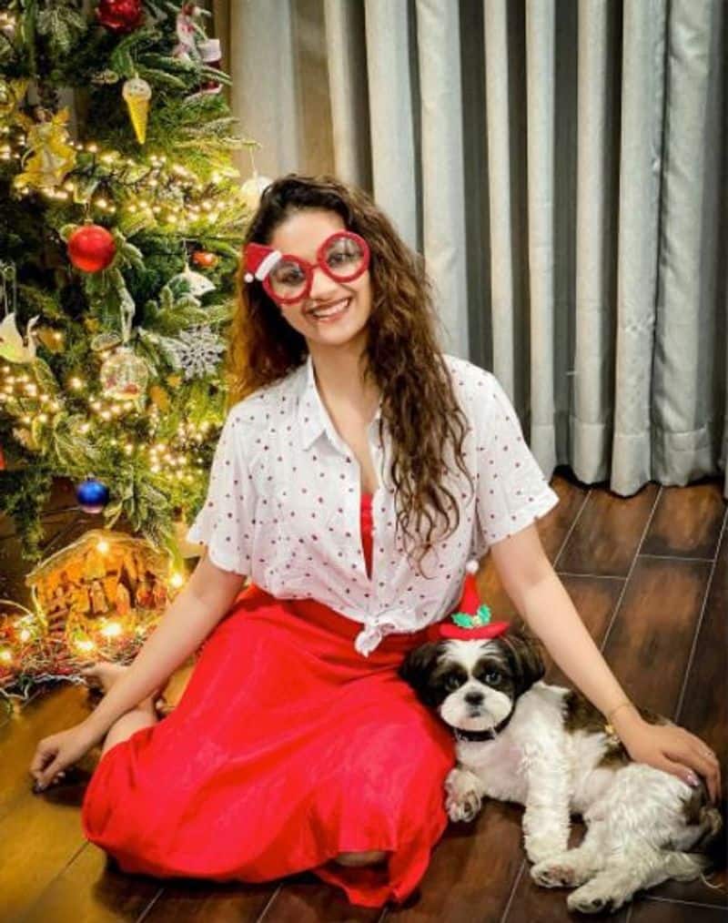 actress keerthi suresh celebrate Christmas photo goes viral