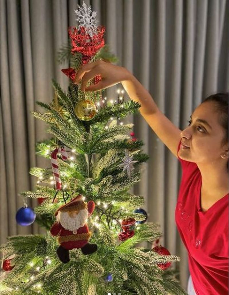 actress keerthi suresh celebrate Christmas photo goes viral
