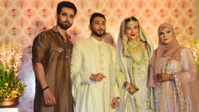 सास और देवर के साथ काफी खुश नजर आई नई नवेली दुल्हन गौहर खान। 