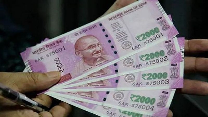 केंद्र सरकार ने असंगठित क्षेत्र में काम करने वाले लोगों के लिए 'प्रधानमंत्री श्रम योगी मानधन योजना' (Pradhanmantri Shram Yogi Mandhan Yojana) शुरू की है। इस योजना से जुड़े लोगों को 60 साल की उम्र के बाद हर महीने 3000 रुपए पेंशन मिलती है। 18 साल से 40 साल के बीच की उम्र के लोग इस योजना का फायदा ले सकते हैं। (फाइल फोटो)
