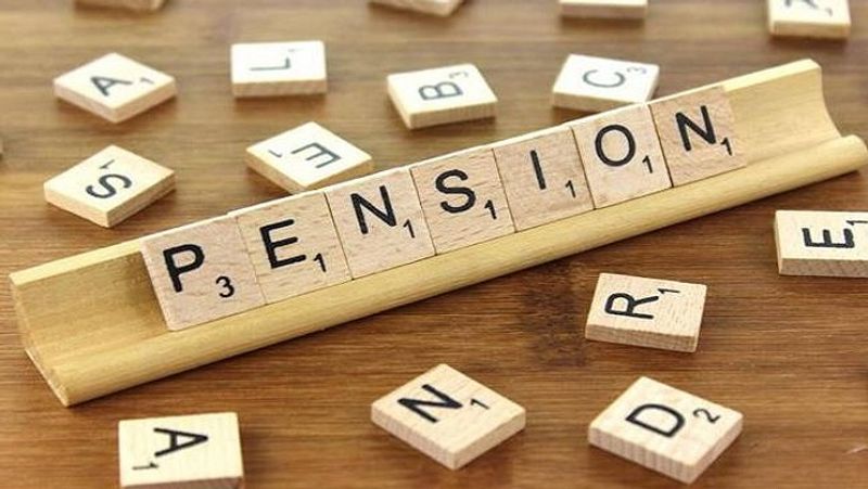 अगर कोई व्यक्ति 18 साल की उम्र में इस योजना से जुड़ता है, तो उसे हर महीने 55 रुपए जमा करने होंगे। वहीं, कोई व्यक्ति अगर 40 साल की उम्र में इस योजना से जुड़ता है, तो उसे हर महीने 200 रुपए जमा करने होंगे। इस योजना से जुड़ने वालों की मंथली इनकम 15,000 रुपए से ज्यादा नहीं होनी चाहिए। (फाइल फोटो)