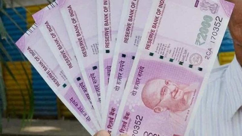 केंद्र सरकार ने पीएम किसान मानधन योजना (PM Kisan Mandhan Yojana) भी शुरू की है। इस योजना के तहत किसानों को 60 साल की उम्र के बाद कम से कम 3000 रुपए की पेंशन दी जाती है। पीएम किसान मानधन में जितना किसान प्रीमियम देंगे, उतना सरकार भी किसान के अकाउंट में जमा कराती है। (फाइल फोटो)