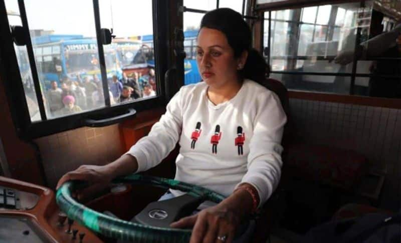 In fact, the name of this girl is 30-year-old Pooja Devi, who hails from Sandhar village in Basohli, a mountainous region of Kathua district. Like men, when one sees Pooja Devi driving a bus on the Kathua-Jammu route, she does not appreciate it.