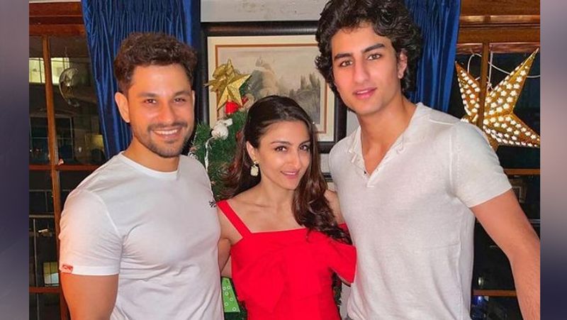 क्रिसमस सेलिब्रेशन में अपनी बुआ सोहा अली खान और फूफा कुणाल खेमू के साथ पोज देते नजर आया सैफ का बेटा इब्राहिम अली खान। इस मौके इब्राहिम ने बुआ को गले लगा रखा था।